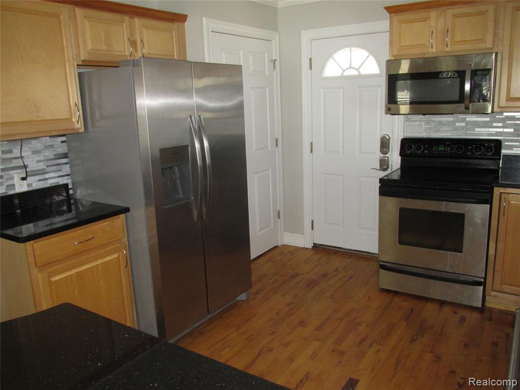 984 E Mahan Avenue, Hazel Park, MI 48030 — Photo 8