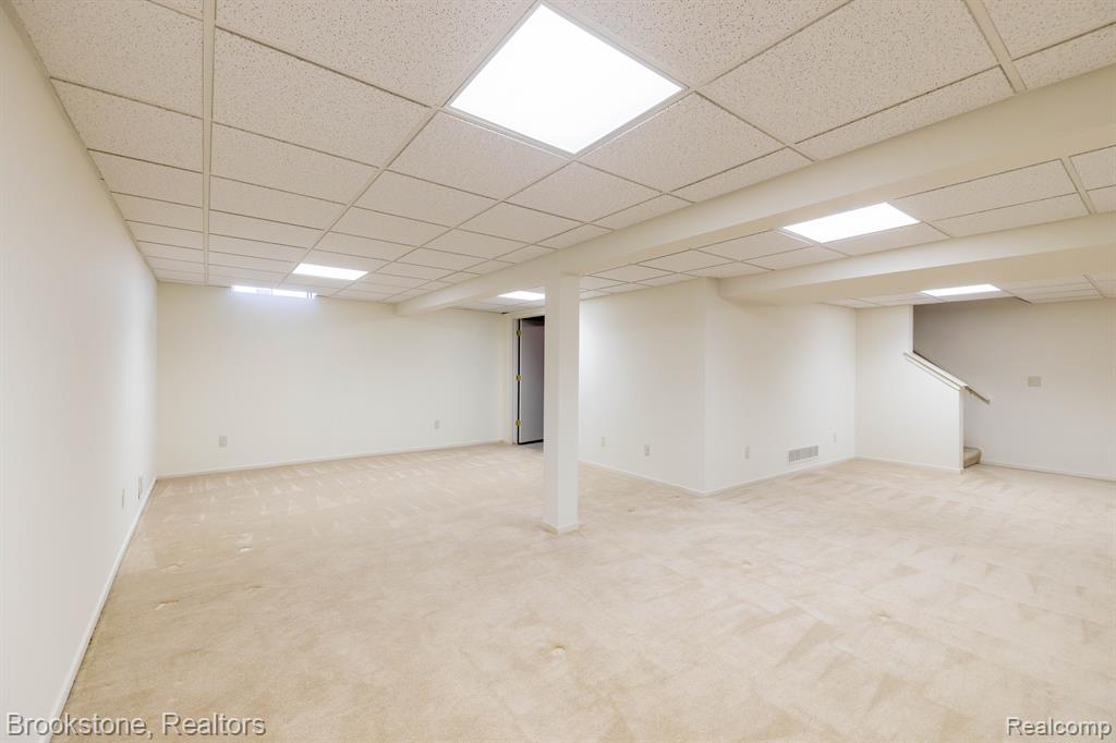 265 SHORE BROOK Lane, Walled Lake, MI 48390 — Photo 25