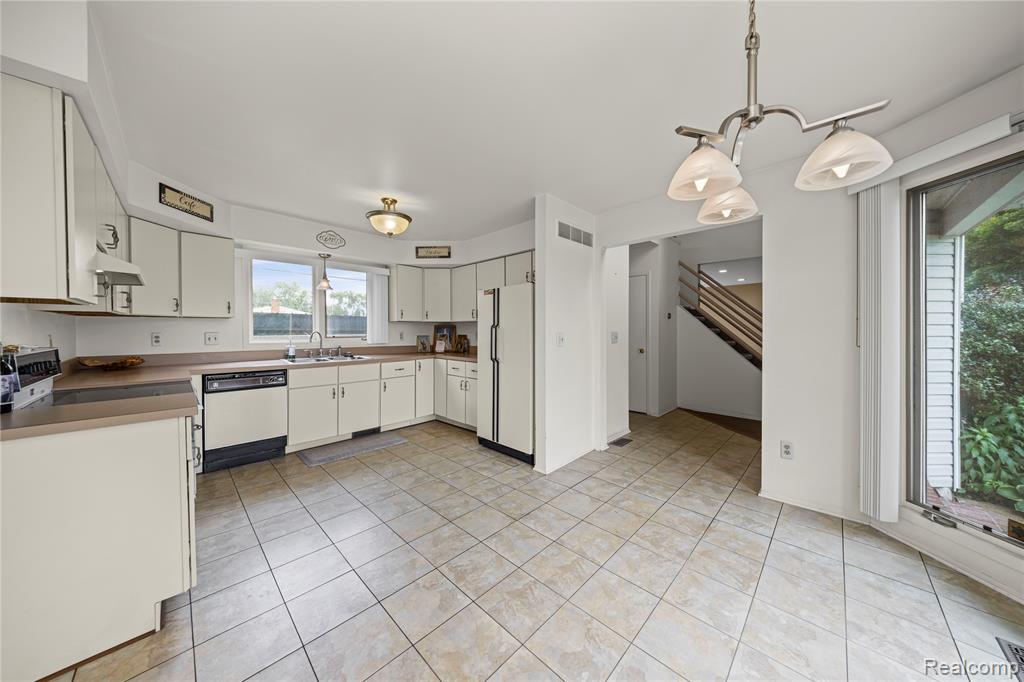 5274 E 14 Mile Road, Warren, MI 48092 — Photo 11