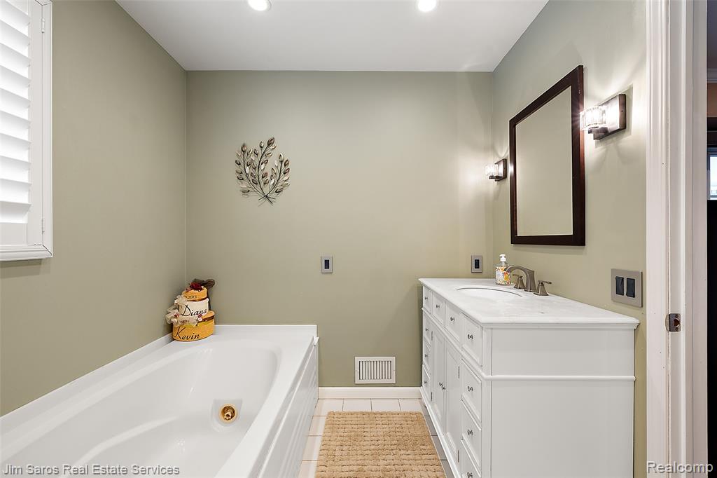 22416 Ardmore Park Drive, Saint Clair Shores, MI 48081 — Photo 24