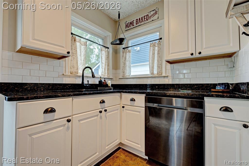 6394 Manson Drive, Waterford, MI 48329 — Photo 12