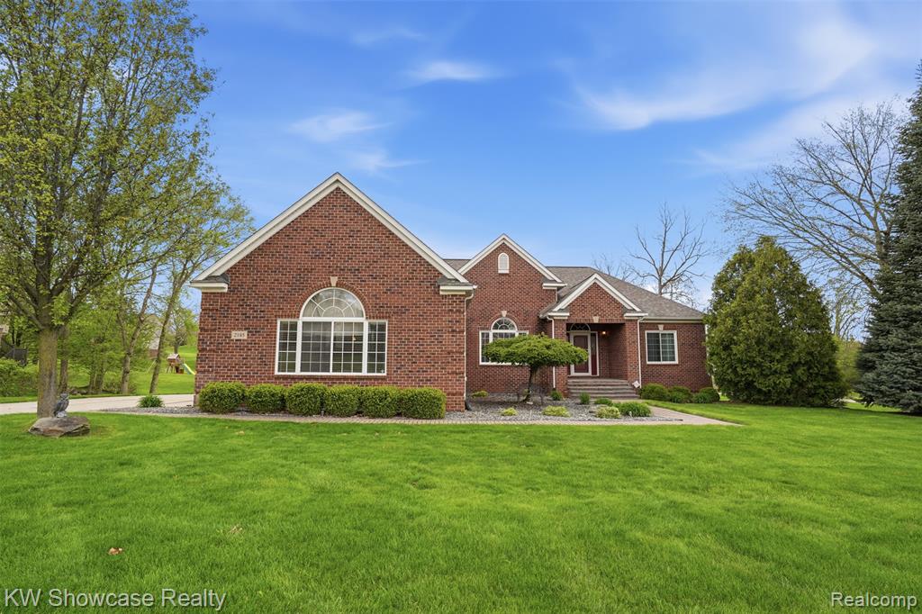 2185 Arapahoe Basin, White Lake, MI 48383 — front exterior