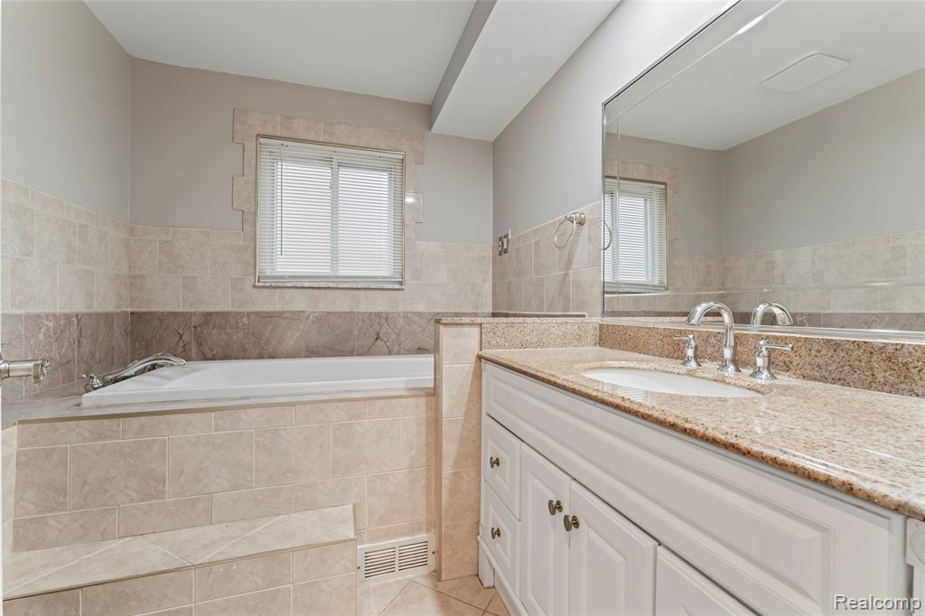 4822 Peachtree Drive, Sterling Heights, MI 48310 — Photo 21