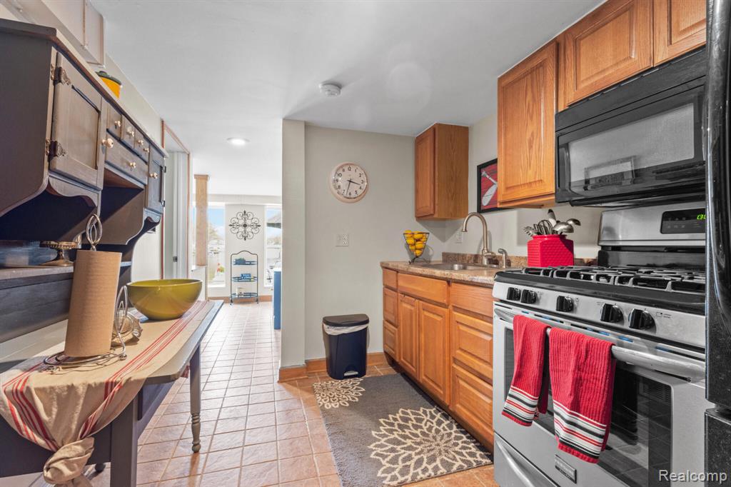 567 Bellevue Avenue, Lake Orion, MI 48362 — Photo 13