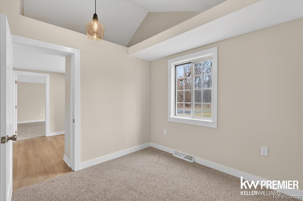 5658 Crescent Road, Waterford, MI 48327 — Photo 9