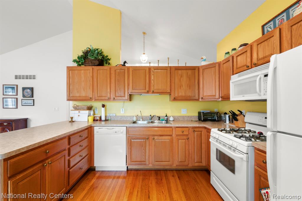 7221 Hawthorne Circle, Goodrich Vlg, MI — Photo 11