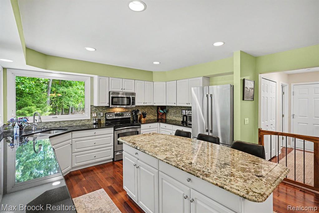 1300 Oak Hollow Drive, Milford, MI 48380 — Photo 14