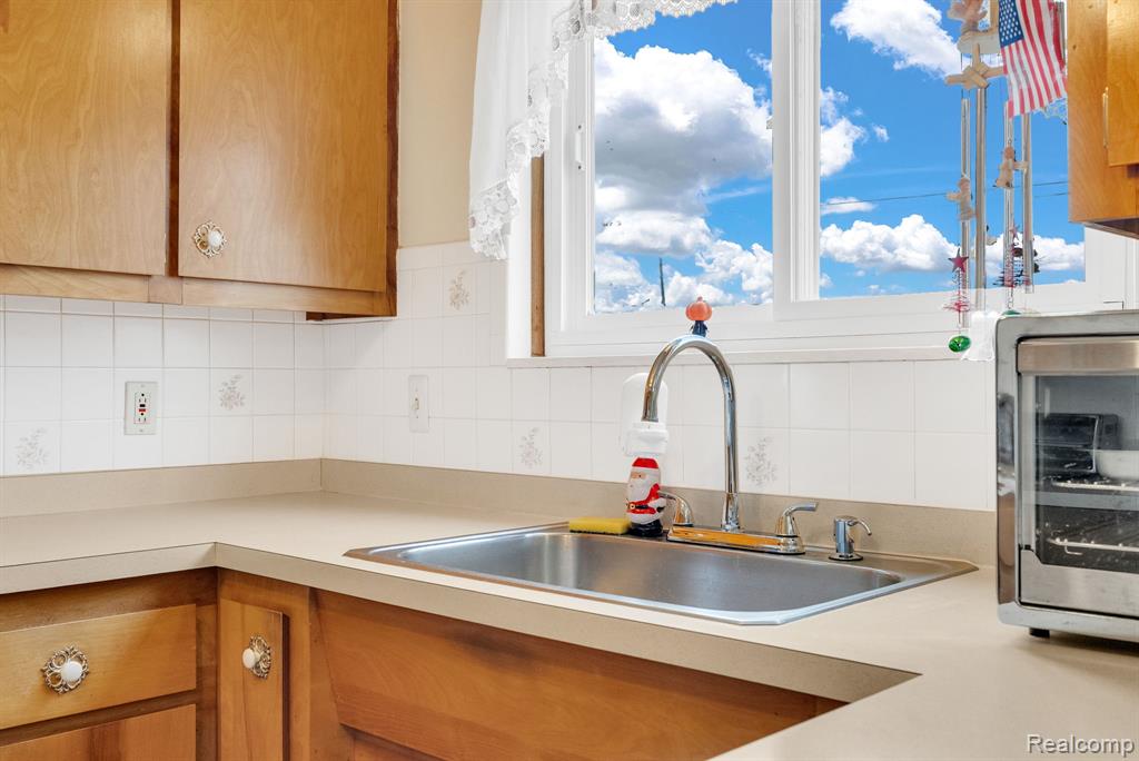 8331 Stanley Drive, Warren, MI 48093 — Photo 16