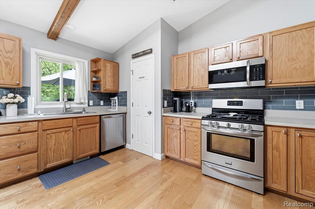 422 Robert Court, Auburn Hills, MI 48326 — Photo 4