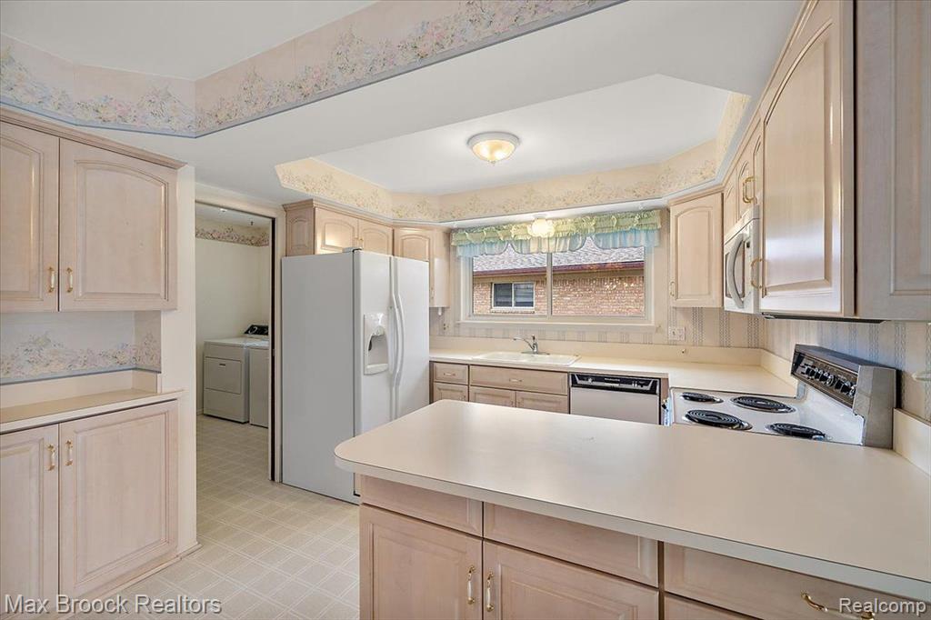 6288 CRESCENT WAY Drive, Troy, MI 48085 — Photo 33