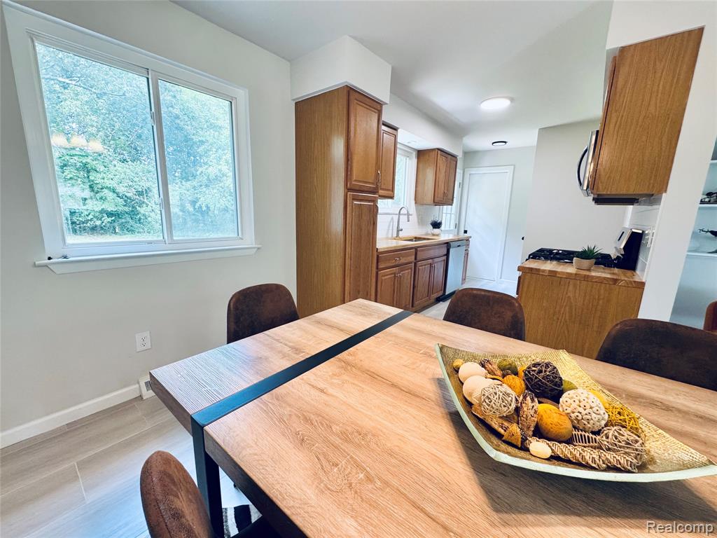 4880 Forest Avenue, Waterford, MI 48328 — Photo 8