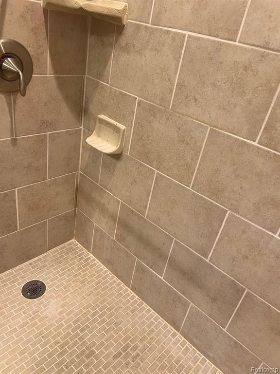 7547 MANOR Circle, 201, Westland, MI — Photo 12