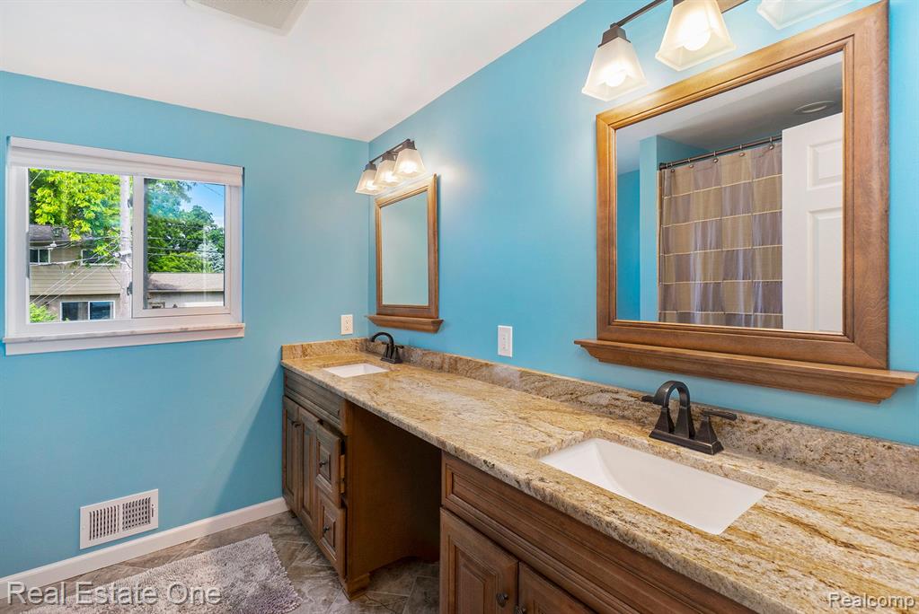 994 HAMPSTEAD Lane, Rochester Hills, MI 48309 — Photo 18