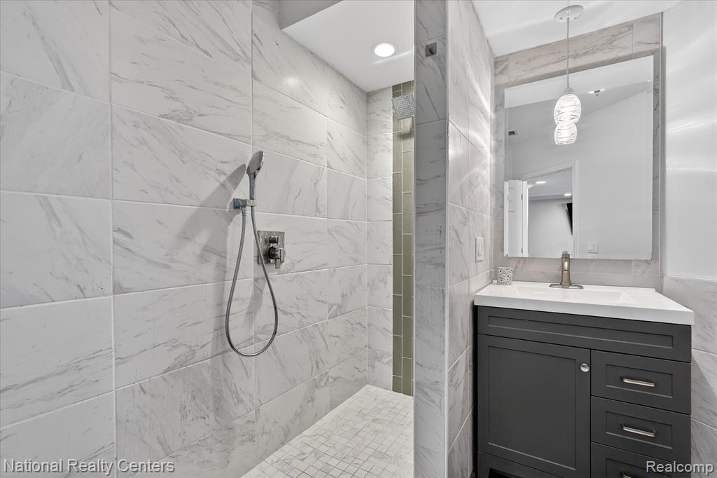 1280 Glen Court, Highland, MI — Photo 23