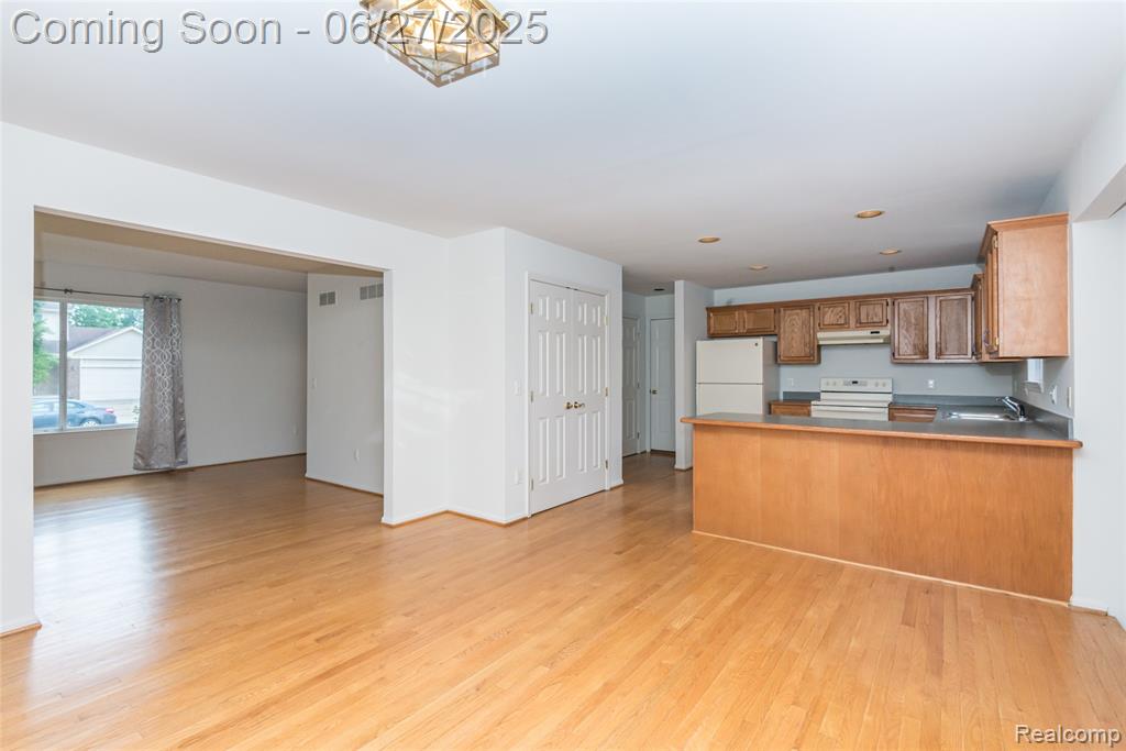 67 LARCHWOOD Drive, Troy, MI 48083 — Photo 9