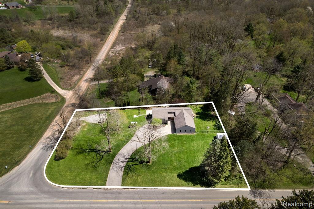 9248 HARTLAND Road, Fenton, MI 48430 — Photo 2