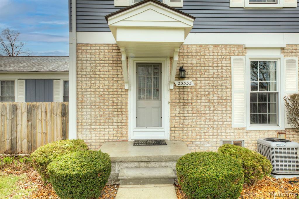 23535 N ROCKLEDGE, Novi, MI — Photo 2