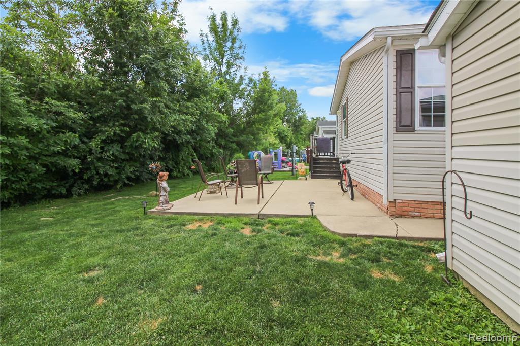 29311 Hidden River Drive, Gibraltar, MI — Photo 18