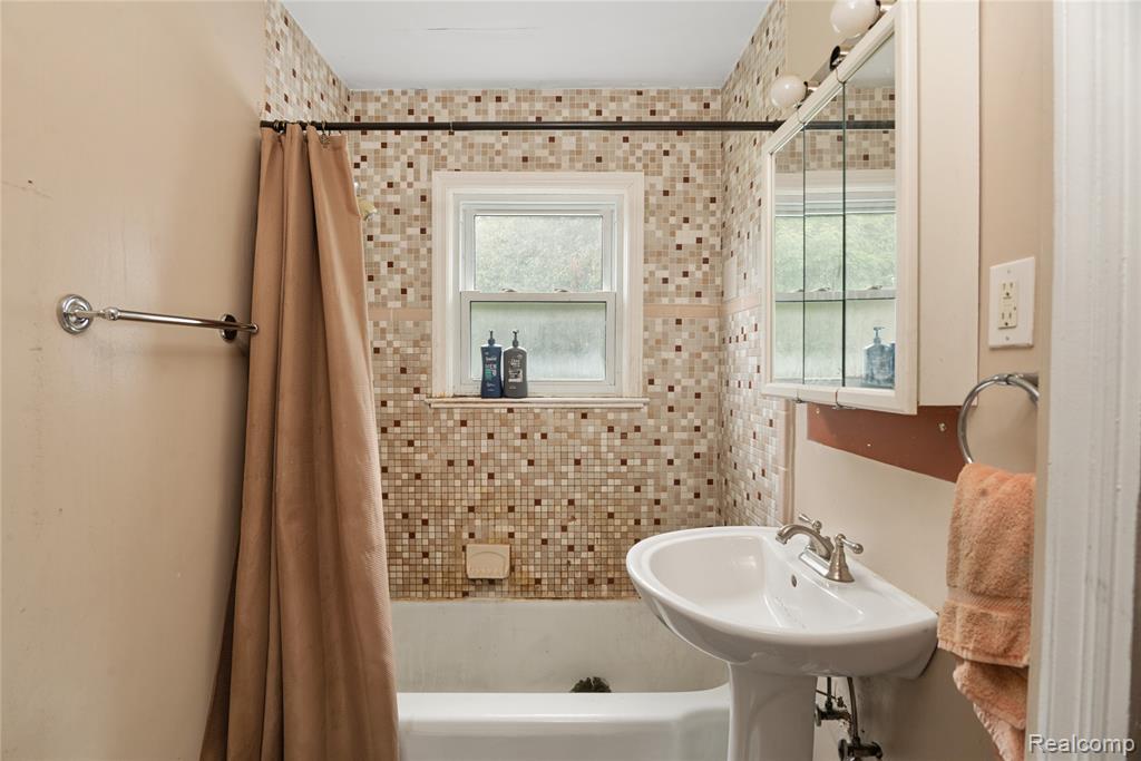 601 Chalmers Street, Flint, MI 48503 — Photo 14