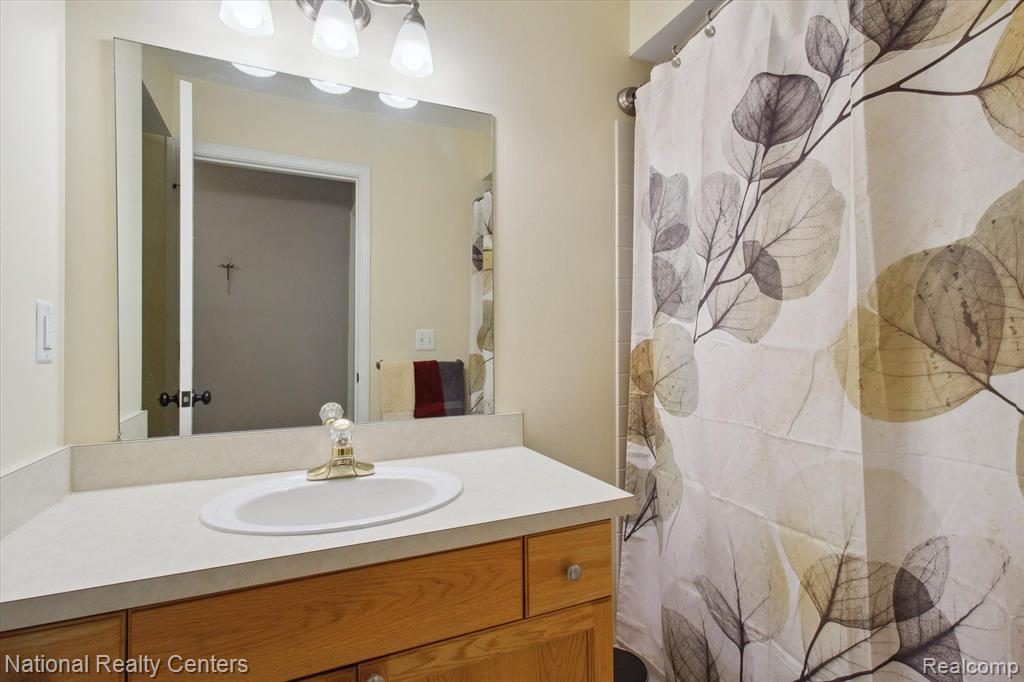 4727 BERKSHIRE Drive, 197, Sterling Heights, MI 48314 — Photo 14