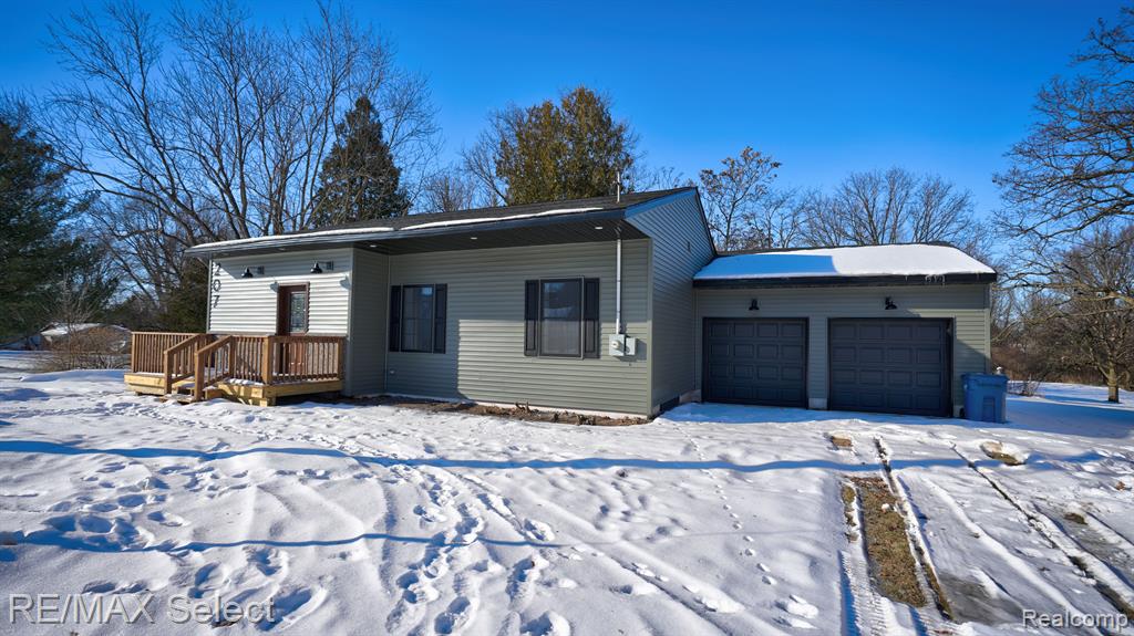 207 CLARENCE Street, Holly, MI 48442 — front exterior