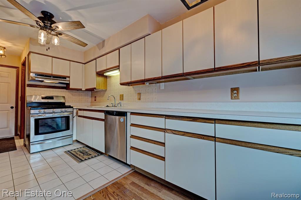 9045 E BLUEWATER Drive, Clarkston, MI 48348 — Photo 10