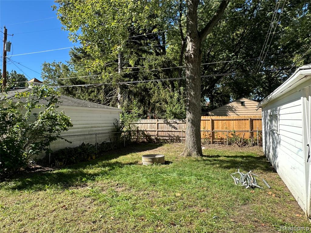 8981 Leverne, Redford, MI 48239 — Photo 25
