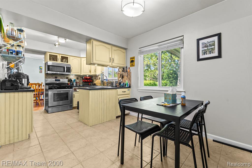 7485 Pointe Drive, Canton, MI 48187 — Photo 11