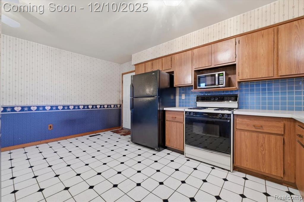 21231 Tiffany Drive, Woodhaven, MI 48183 — Photo 10