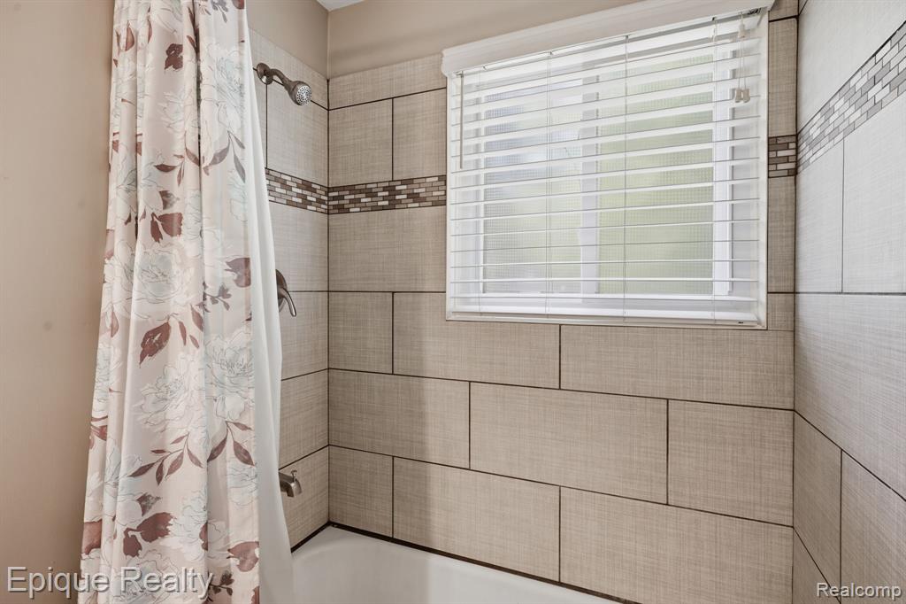 5370 Oaktree Court, Flint, MI 48532 — Photo 23