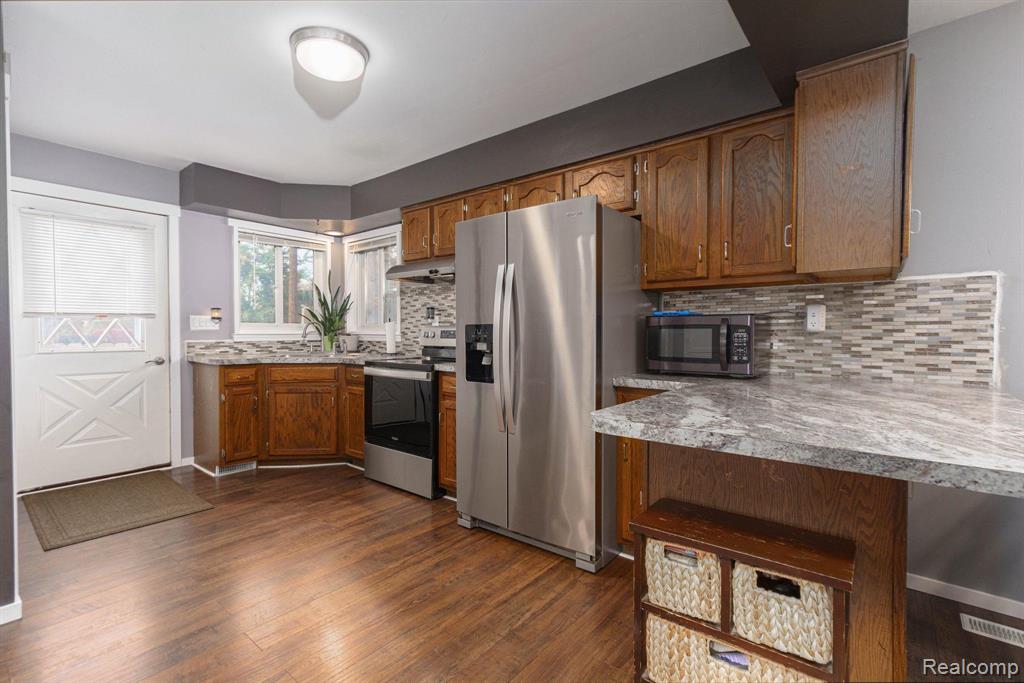 5404 SARVIS Avenue, Waterford, MI 48327 — Photo 10