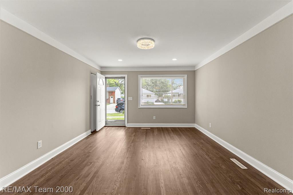 4652 Raymond Avenue, Dearborn Heights, MI 48125 — Photo 5