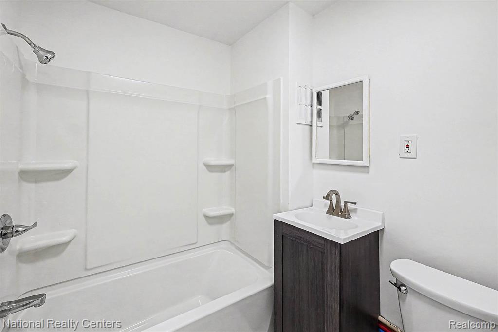 2960 Glenbroke Street, Keego Harbor, MI 48320 — Photo 9