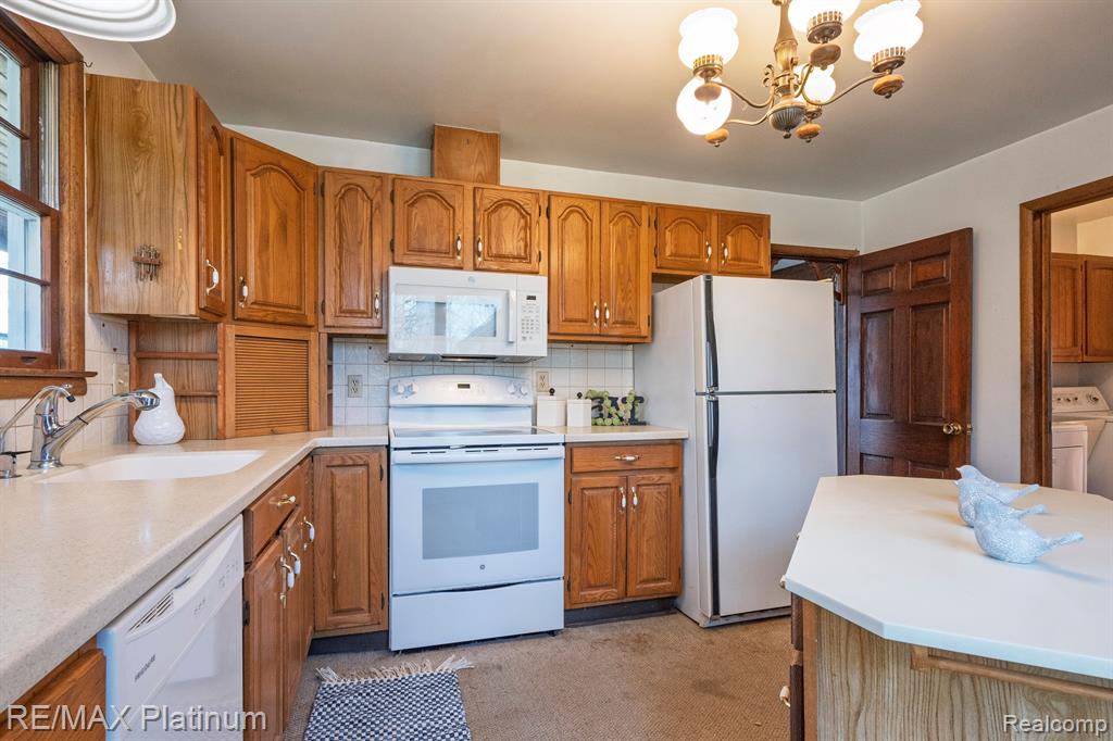 565 SLEAFORD Road, Howell, MI 48843 — Photo 18