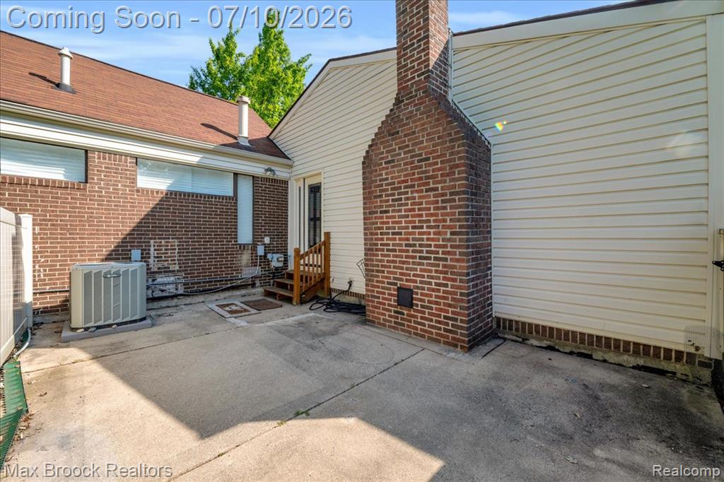 5229 Simpson Lake Road, West Bloomfield, MI 48323 — Photo 36