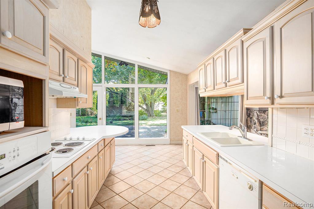 6284 Westview Drive, Grand Blanc, MI 48439 — Photo 11