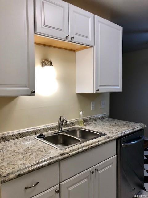 910 CHESTNUT HILL Drive, Auburn Hills, MI 48326 — Photo 6