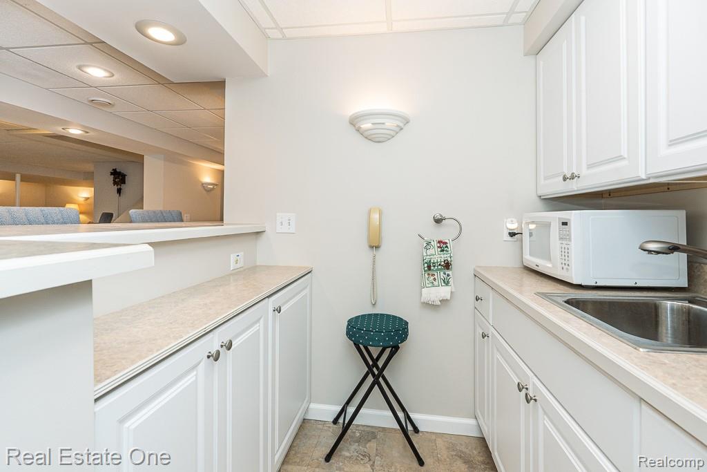 6615 Chatham Circle, Rochester Hills, MI 48306 — Photo 43
