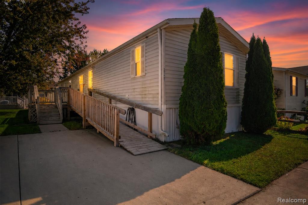 23467 Manor Road North, New Boston, MI 48164