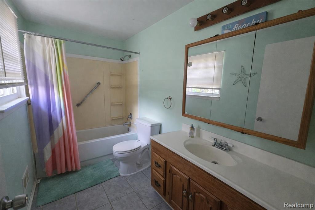 5969 Pleasant Drive, Waterford, MI 48329 — Photo 12