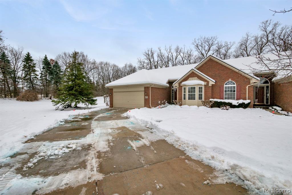 671 Woodhaven Drive, Commerce Twp, MI 48390 — Photo 2