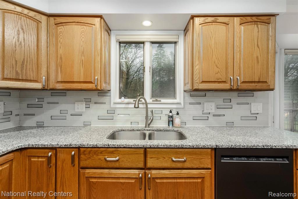 825 E WARDLOW Road, Highland, MI 48356 — Photo 14