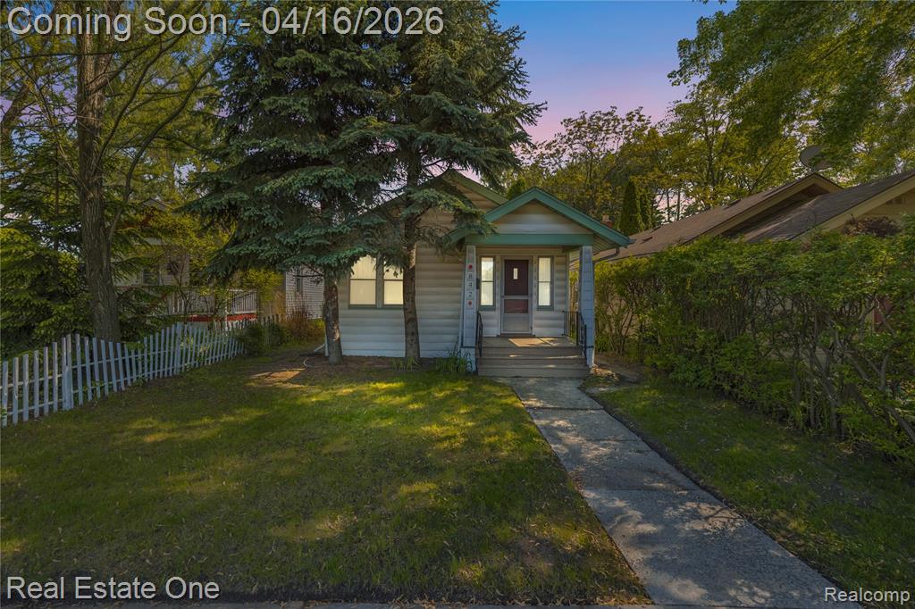 842 E 10 Mile Road, Ferndale, MI 48220 — front exterior