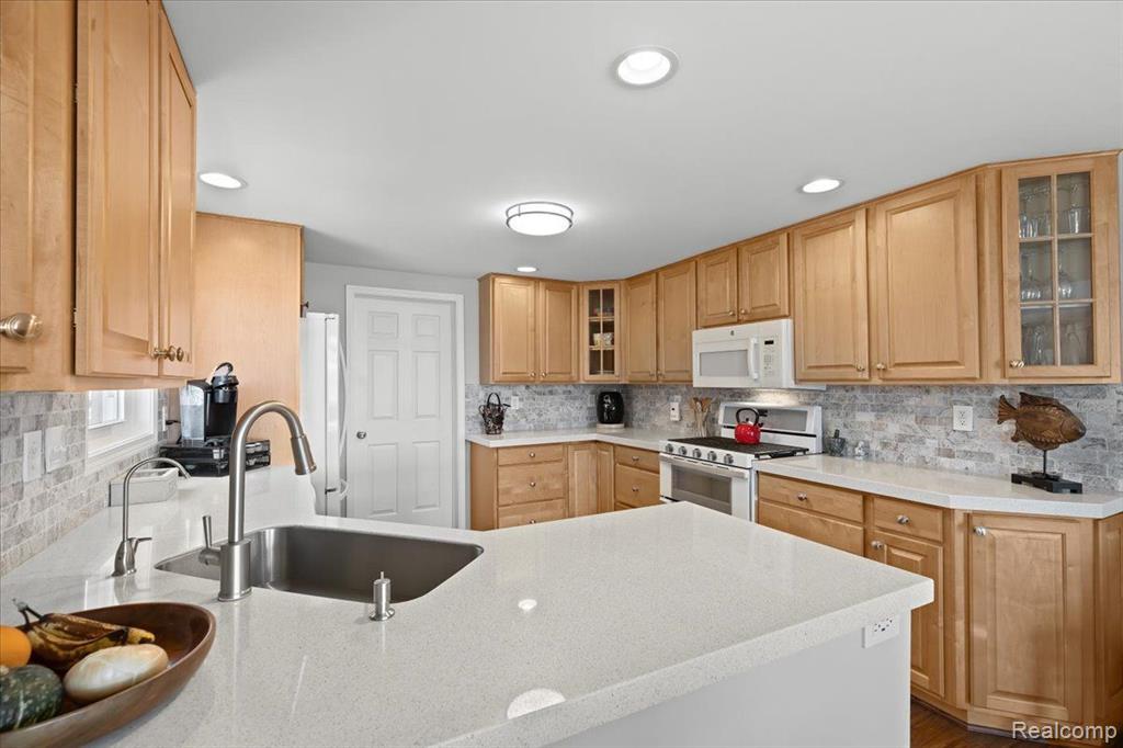 6521 HARTWOOD Drive, Fenton, MI 48430 — Photo 18