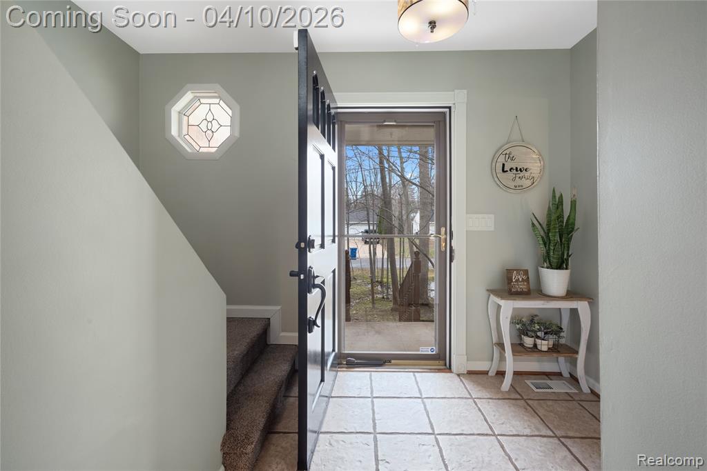 471 Hillson Drive, Waterford, MI 48327 — Photo 2