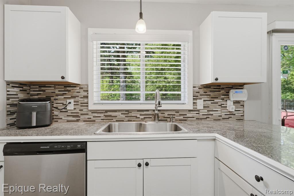 5370 Oaktree Court, Flint, MI 48532 — Photo 13