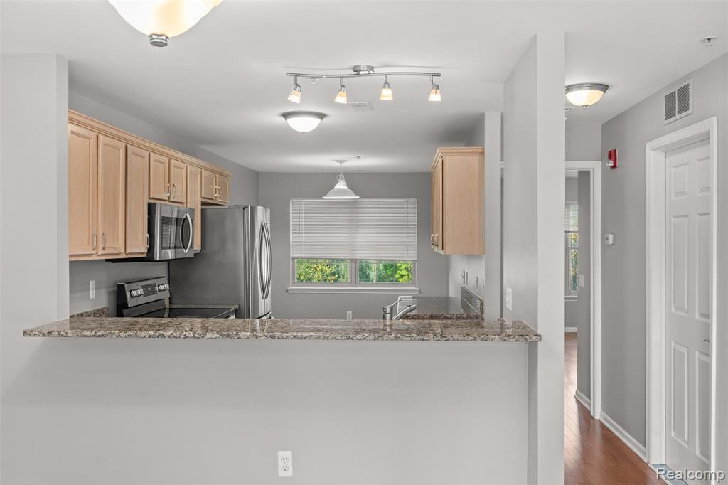 470 Old Pine Way, Walled Lake, MI 48390 — Photo 10