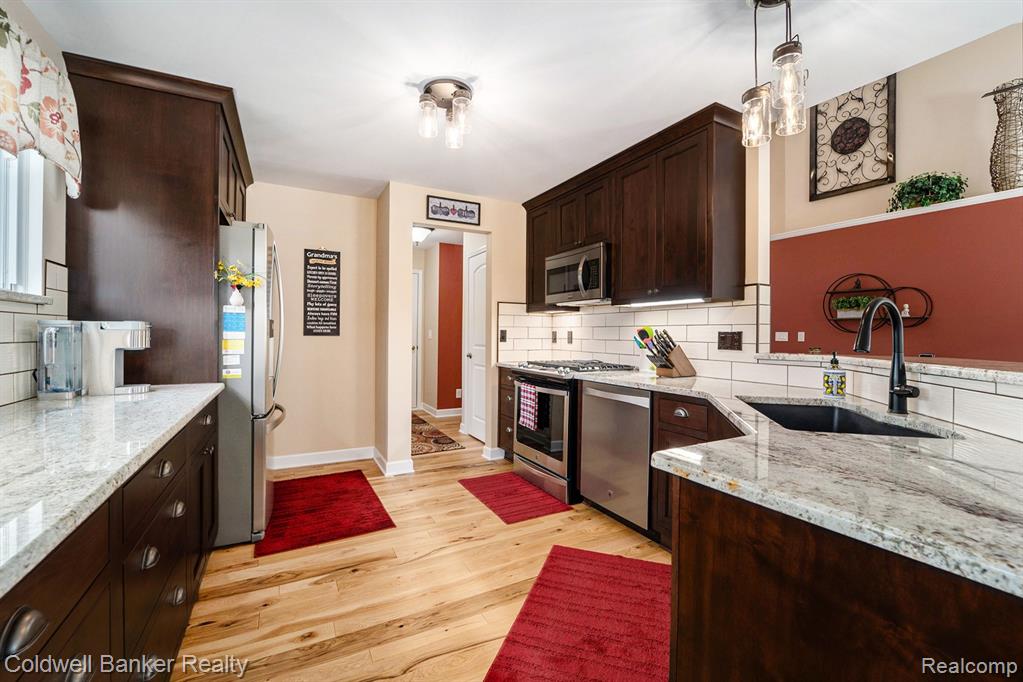 1360 Gloucester Court, Commerce Twp, MI 48390 — Photo 9