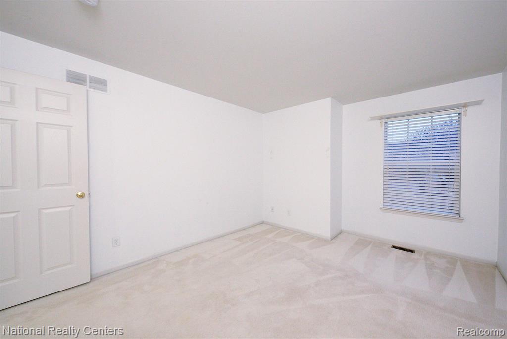 6104 JASMINE Drive, Walled Lake, MI 48390 — Photo 19