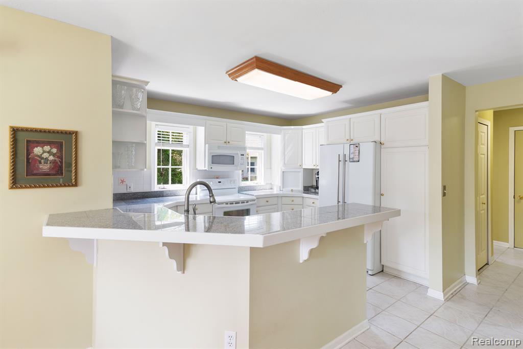 5218 HIGHPOINT Drive, Swartz Creek, MI 48473 — Photo 8